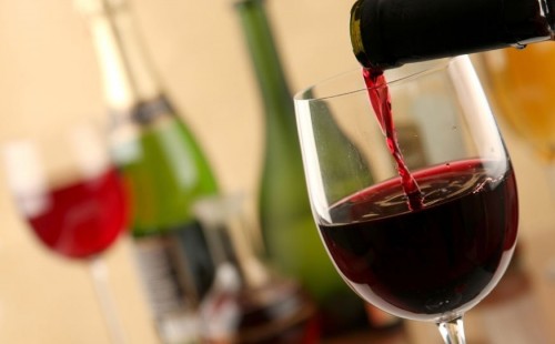 Rượu vang là thức uống được rất nhiều người ưa thích 