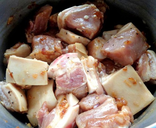Tẩm ướp nguyên liệu thịt kho hột vịt