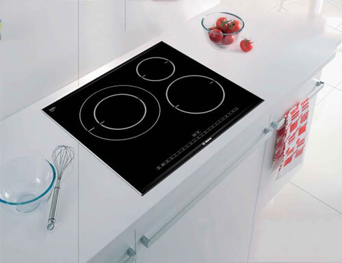Bếp từ Bosch báo lỗi E0 khi chưa có dụng cụ nấu ăn được đặt trên bếp