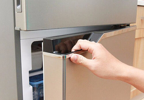 Cửa tủ không đóng kín là nguyên nhân khiến tủ lạnh Bosch bị "toát mồ hôi" bên ngoài