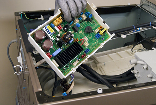 Khách hàng cần liên hệ với các trung tâm bảo hành  khi thay thế bo mạch máy rửa bát Bosch