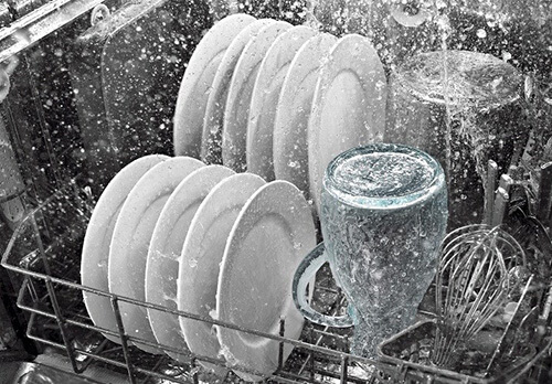 Máy đem đến áp lực nước mạnh mẽ, đảm bảo rửa sạch bát đĩa một cách hoàn hảo. Quan trọng hơn cả việc máy rửa bát Bosch có tốn điện nước không?