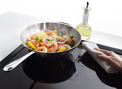 Bếp từ không được vệ sinh sạch sẽ cũng khiến bếp từ Bosch báo lỗi F9 hiển thị trên màn hình.