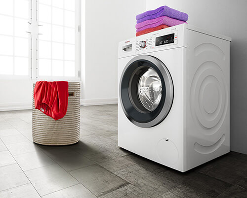 Sử dụng khăn vài mềm để vệ sinh thân vỏ máy giặt