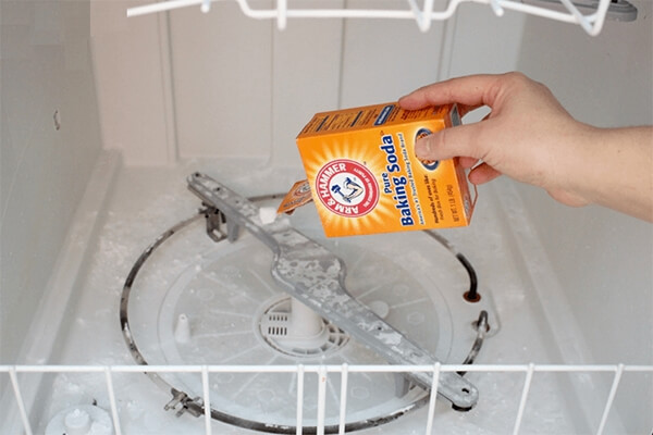 Sử dụng baking soda giúp khử mùi hôi của máy rửa bát vô cùng hiệu quả.