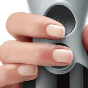 Thiết kế tay cầm chống trượt với các nút điều khiển lớn, dễ dàng sử dụng