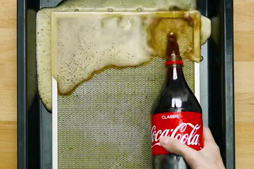 Coca Cola đem đến hiệu quả làm sạch các vết ố vàng trên lưới lọc hút mùi một cách bất ngờ