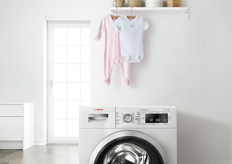 Công nghệ i-DOS trong máy giặt Bosch nhận biết lượng chất giặt tẩy vừa đủ để giặt đồ.
