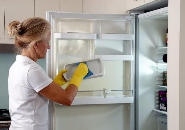 Trước khi vệ sinh tủ lạnh cần ngắt nguồn điện để đảm bảo an toàn.