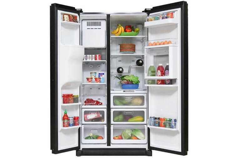 Tủ lạnh side by side chứa được rất nhiều đồ thực phẩm khác nhau.