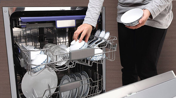 nguyên nhân và cách xử lý máy rửa bát rửa không sạch
